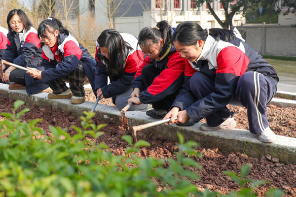 勞動現場。學校供圖