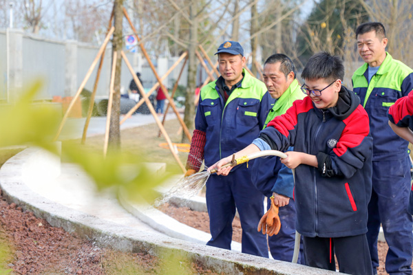 勞動現場。學校供圖