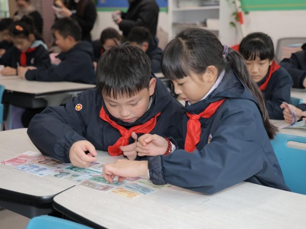 小朋友根据真币实物学习人民币纸币真假辨别要点。兴业银行重庆分行供图