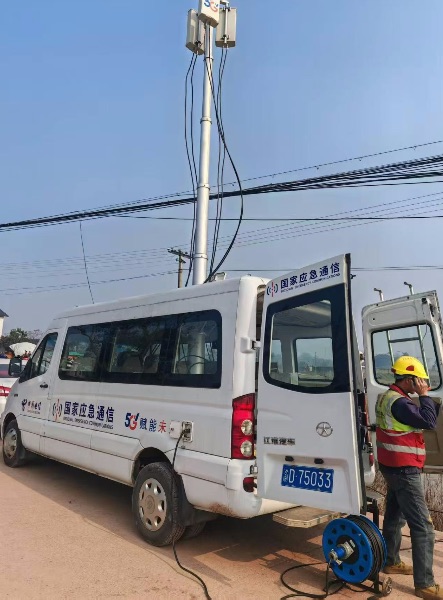 重庆电信应急通信车赶往“呆呆”家。重庆电信供图