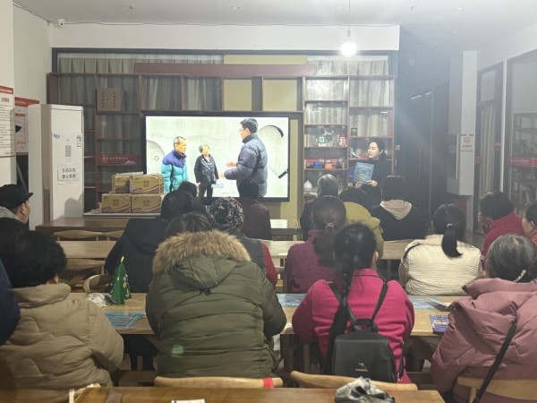 老年朋友们现场观看由兴业银行制作的消保宣传片。兴业银行重庆分行供图