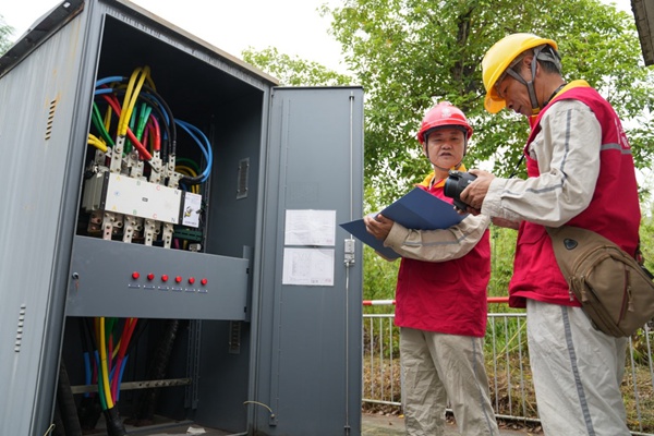 電力人員對中高考場所進行安全用電檢查。國網重慶永川供電公司供圖