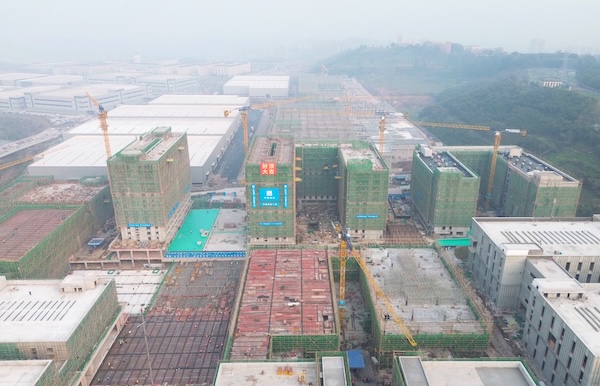 重庆龙兴智能制造基地二期项目主体结构封顶。中建六局供图