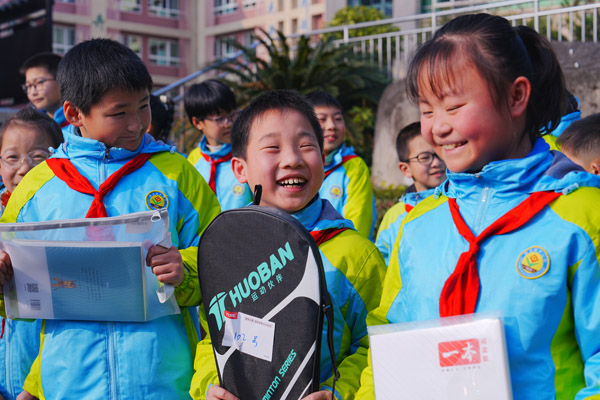 為孩子們送上“心願禮包”。秦廷富攝