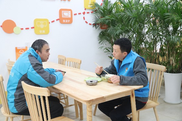 司机们在重棉公交站场“渝路同心红岩司机之家”午饭时聊家常。郭晋摄