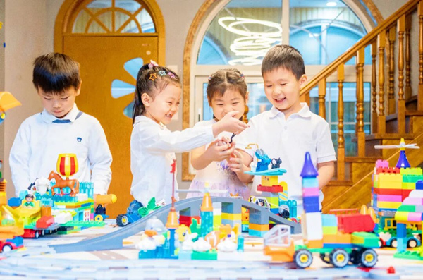渝中兒童體驗樂高自主游戲。渝中區教委供圖