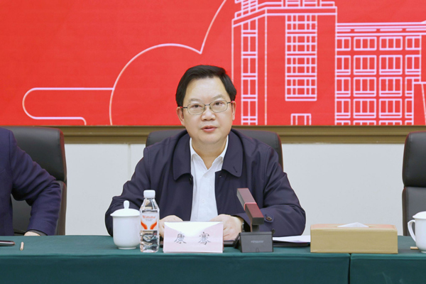 该校党委书记康骞主持中心组学习并讲话。重庆理工大学供图