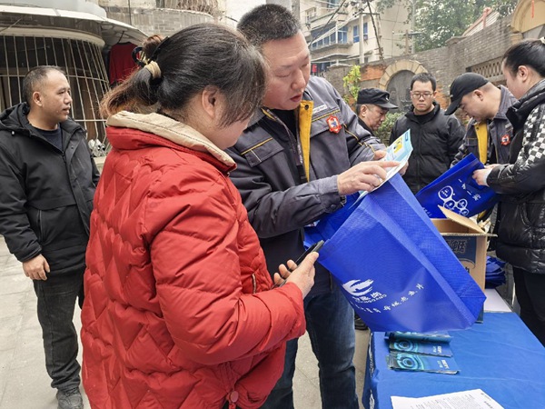 “紅岩燃小兵”向居民宣傳冬季安全用氣知識。重慶燃氣集團供圖