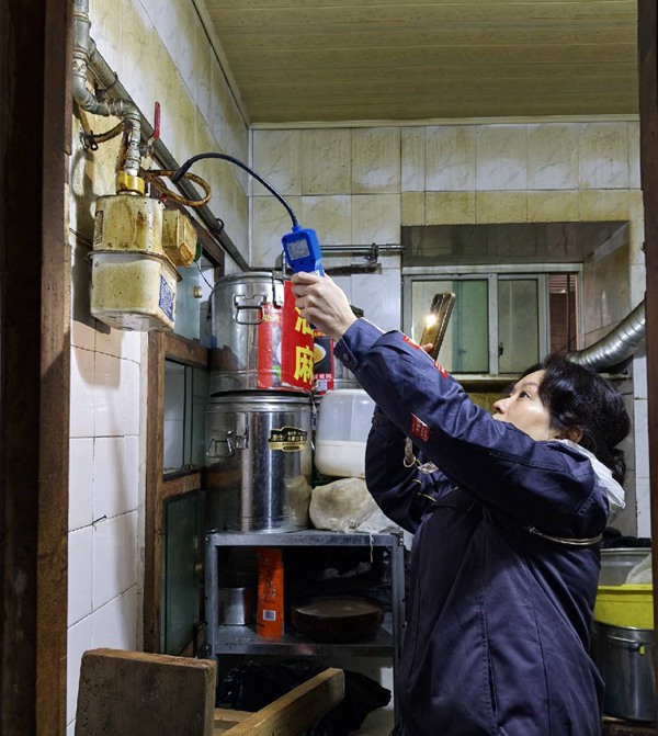 燃氣“網格員”上門為居民檢查用氣安全情況。重慶燃氣集團供圖