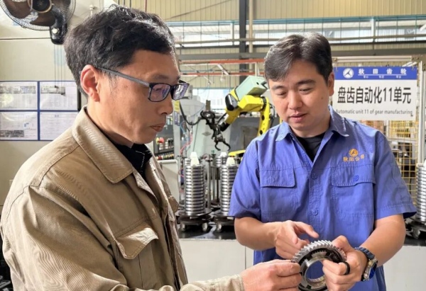 大渡口区政协委员在秋田齿轮车间听取新研发齿轮汇报。大渡口区融媒体中心供图