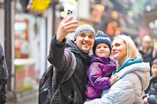 　一月十一日，沙坪壩區磁器口古鎮，來自俄羅斯的一家游客正在拍照打卡。特約攝影 孫凱芳\視覺重慶