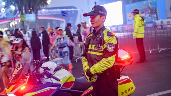 为赛事护航的民警。南岸区公安分局供图