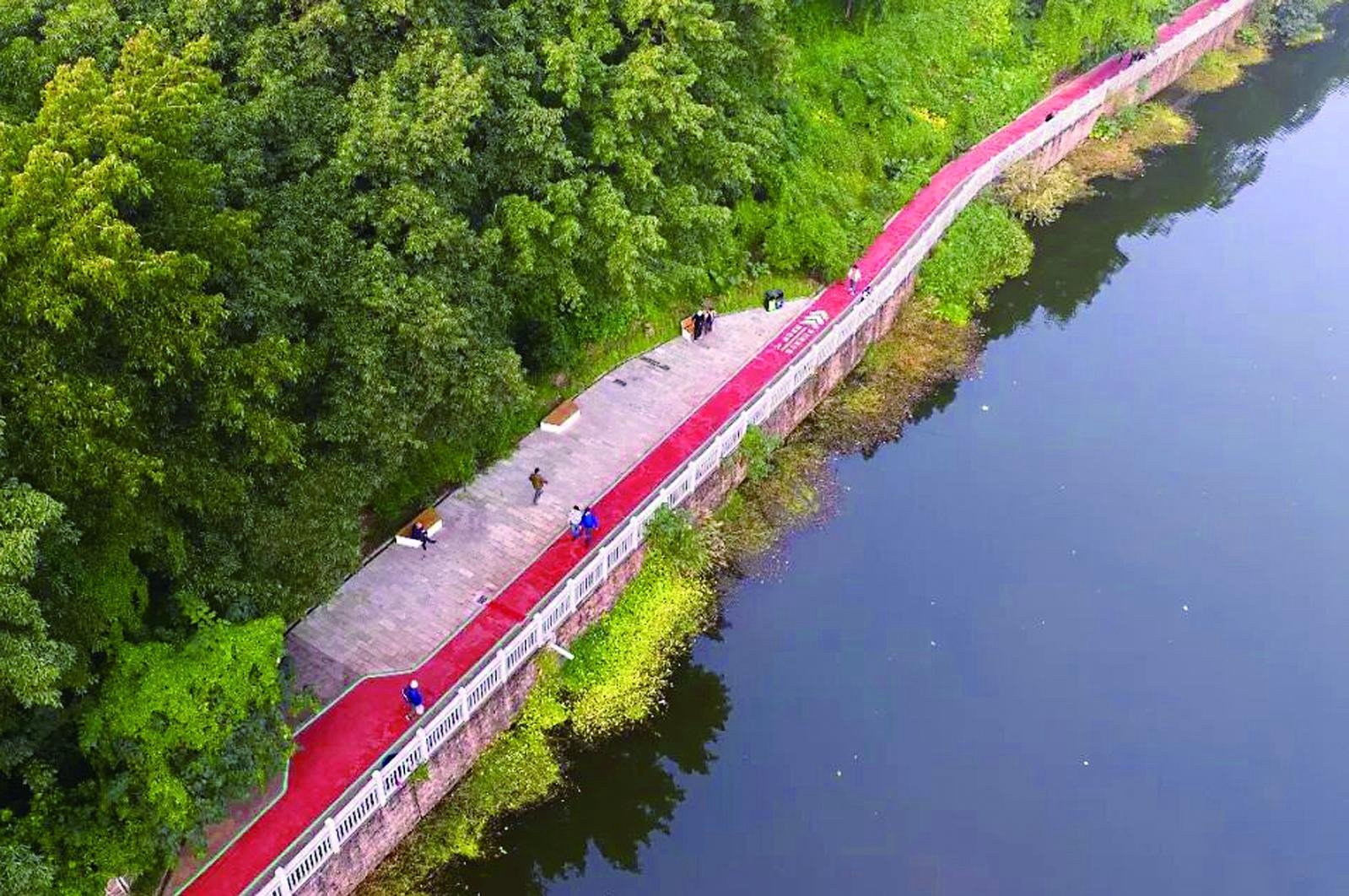 市民在碚城綠道休閑游玩。市住建委供圖