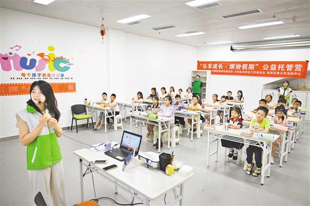 南岸區文化藝術中心，老師正在給孩子們上拓展課。（資料圖片）記者 謝智強 攝\視覺重慶