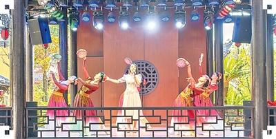 重庆开州巴蜀戏苑的惠民演出现场。 开州区委宣传部供图