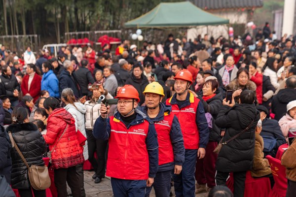 电力人员开展安全用电检查和巡视。国网重庆永川供电公司供图