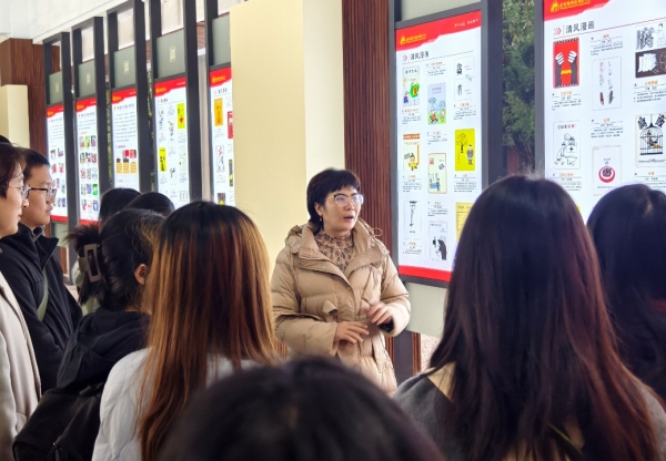 在“风雨走廊”,陈娜给学子们讲述廉洁作品。王泽桐摄