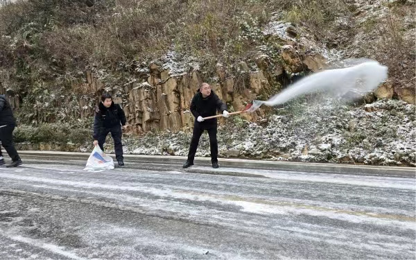 工作人员清扫道路积雪。上坝乡供图