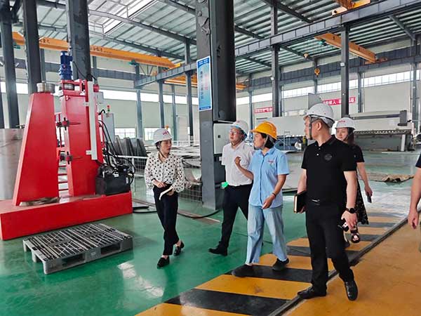 潼南区政府办公室走访企业。重庆市委金融办供图