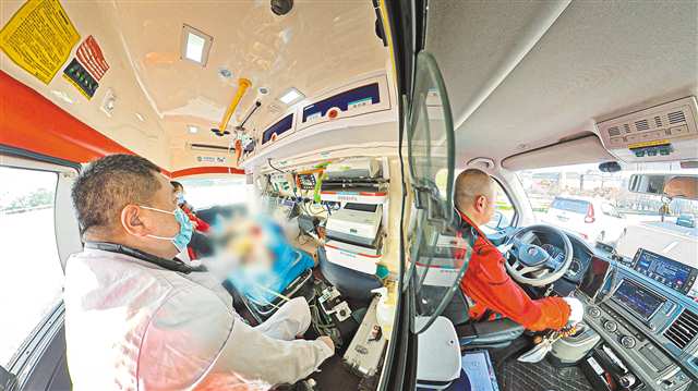 1月19日，救護車正在轉運患者。記者 梅耀 攝/視覺重慶