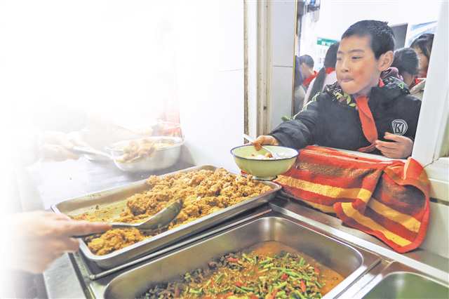 位於雲陽縣上壩鄉的紅旗小學，廚師為孩子們添菜。