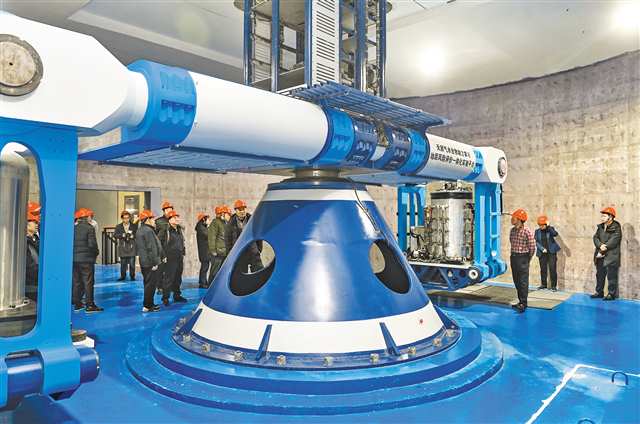 一月十九日，专家们参观海洋天然气水合物全国重点实验室重庆科技大学分室。记者 郑宇 摄\视觉重庆