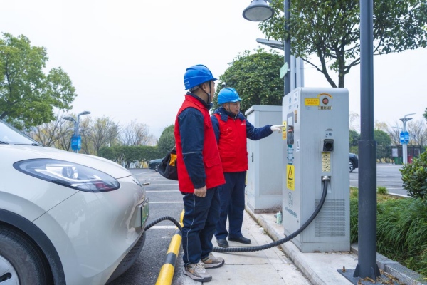 国网重庆开州供电公司员工在开州区游泳馆停车场超级充电站巡检。安姚鑫摄