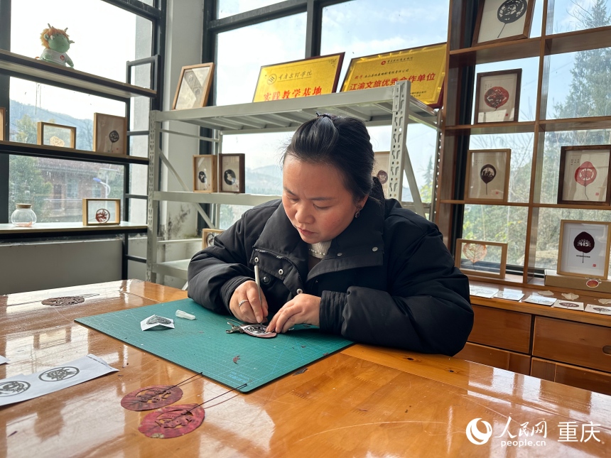 谢天玉正在制作叶雕文创产品。人民网记者 刘政宁摄