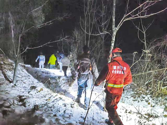救援人員護送游客下山。（城口縣應急救援局供圖）