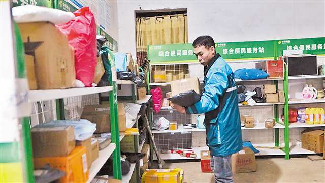 王緒平正在整理快遞。通訊員 李培烈 攝/視覺重慶
