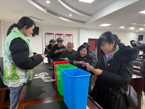 九龙村会议室开展垃圾分类小游戏。周玉晰摄