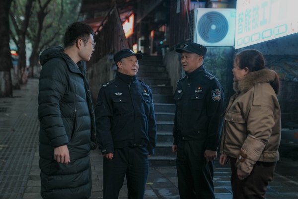 师父唐洪带领徒弟杨和利在社区调解矛盾纠纷。沙坪坝区公安分局供图