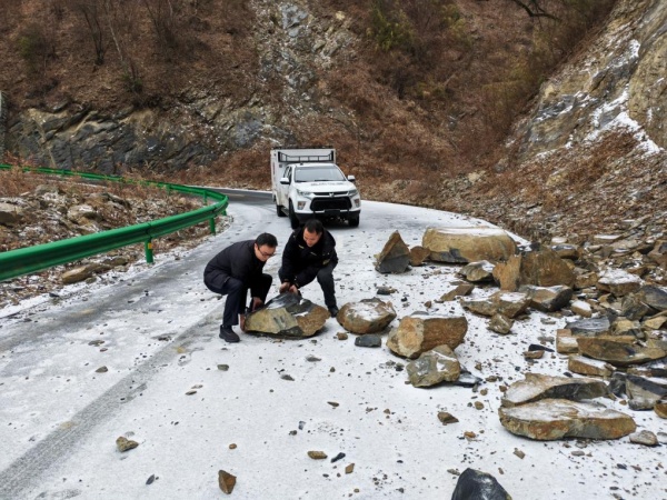 工作人员清理道路落实，确保道路通畅。河鱼乡供图