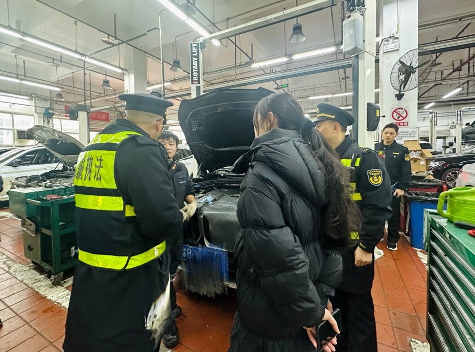 交通执法人员在汽车维修4S店开展执法检查。重庆市交通运输综合行政执法总队供图