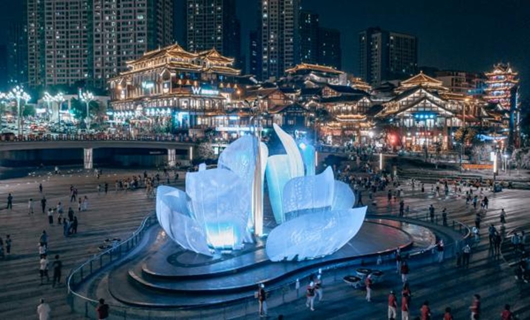 山·茶花广场。刘纪湄摄