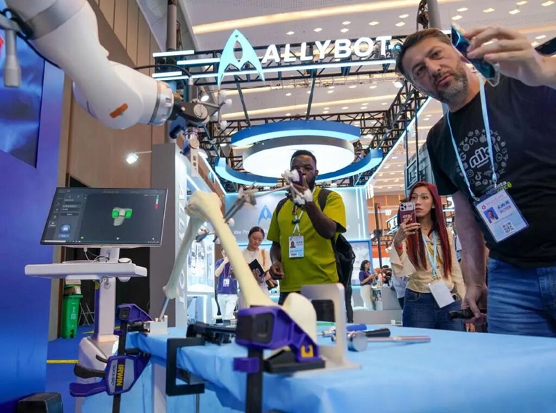 2025年10月16日，采购商在第138届广交会元化智能科技（深圳）有限公司展台观看手术机器人产品。记者 肖恩楠 摄/新华社