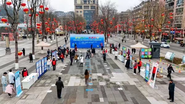 北碚区开展创建全国文明城区暨文明养犬主题宣传活动。邝山山摄