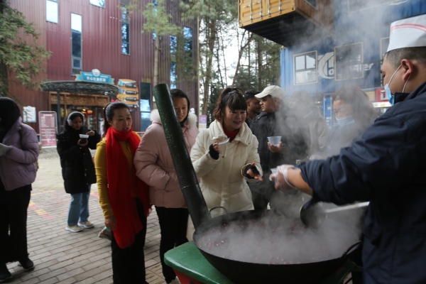 游客品尝腊八粥。景区供图