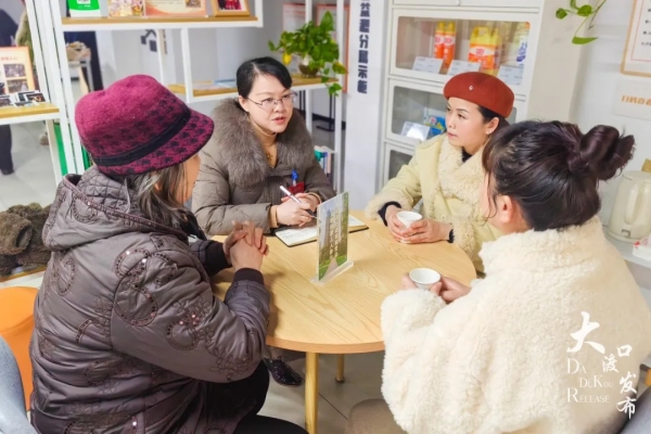 人大代表在社區網格驛站接訪選民。大渡口區融媒體中心供圖