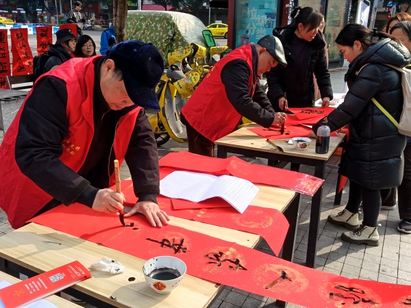 天竺路社区举办写对联送祝福活动。龙山街道供图
