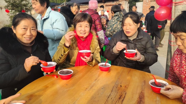 群眾共喝臘八粥。江津區委宣傳部供圖