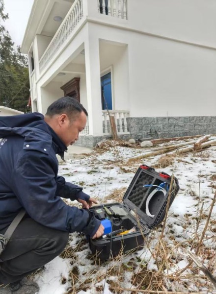 重慶電信員工為新裝修的房子開通寬帶網絡。重慶電信供圖