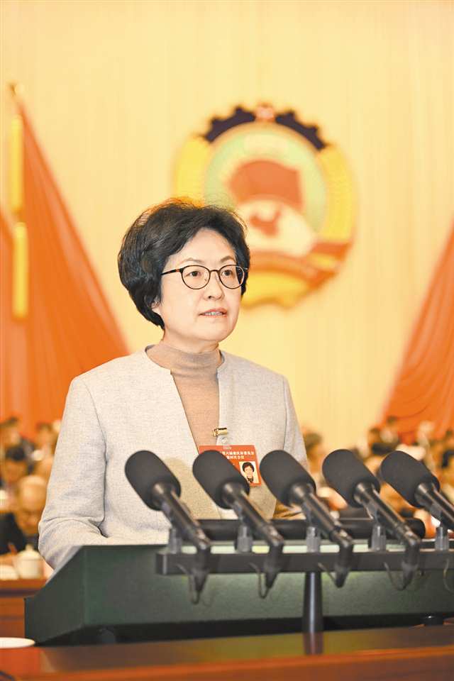 1月27日，重庆市人民大礼堂，市政协六届四次会议开幕。市政协主席程丽华向大会作工作报告。记者 谢智强 摄/视觉重庆