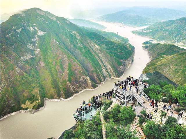游客在奉节三峡之巅风景区欣赏瞿塘峡壮阔美景（资料图片）。记者 张锦辉 摄/视觉重庆