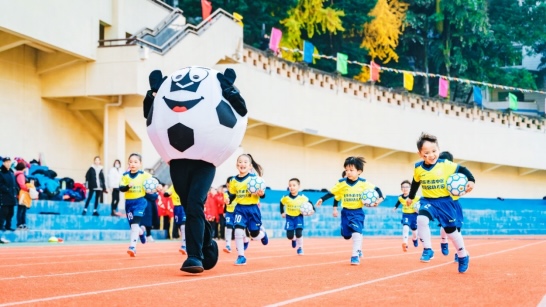 渝中區開展兒童趣味運動會孩子們在陽光下奔跑。受訪者供圖