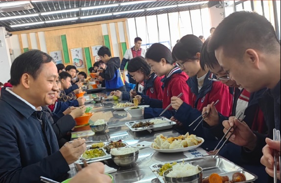 市紀委監委駐市教委紀檢監察組在北碚區朝陽中學檢查中小學食堂“三同三公開”制度落實情況。受訪者供圖