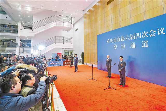 1月30日,市人民大厦,市政协六届四次会议“委员通道”集体采访现场。记者 尹诗语 摄/视觉重庆