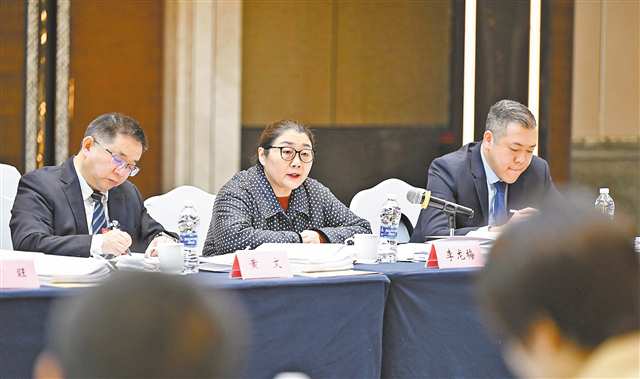 1月30日，市六届人大四次会议代表住地，代表们分组审查“十五五”规划纲要草案，市人大代表李龙梅就适龄残疾儿童就读等提出建议。记者 罗斌 摄/视觉重庆
