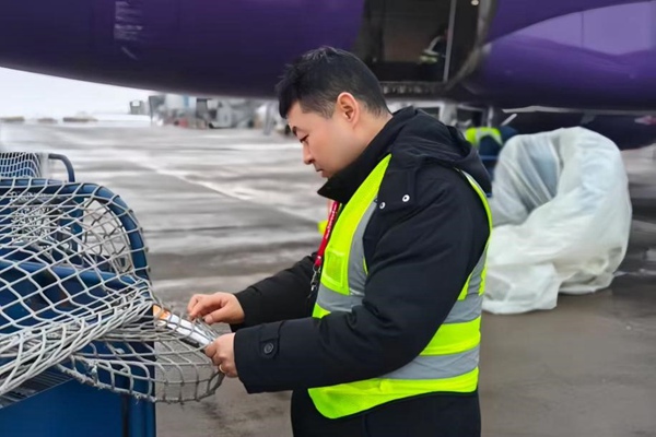 西部航空地服检查行李装载。西部航空供图