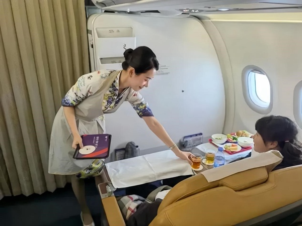 西部航空乘务员为旅客提供餐食服务。西部航空供图